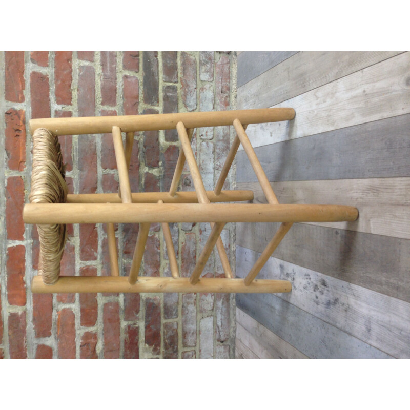 Vintage stool in wood and straw