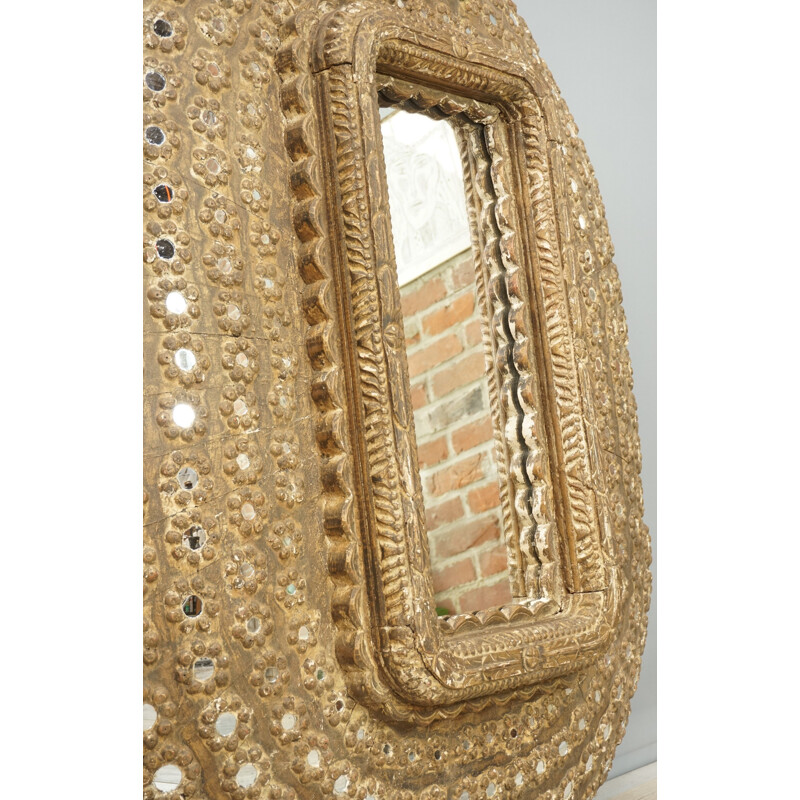Vintage ovale spiegel in houtsnijwerk