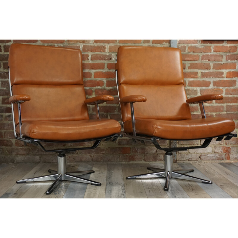 Paire de fauteuils vintage pivotants en chrome et simili cuir cognac 1950
