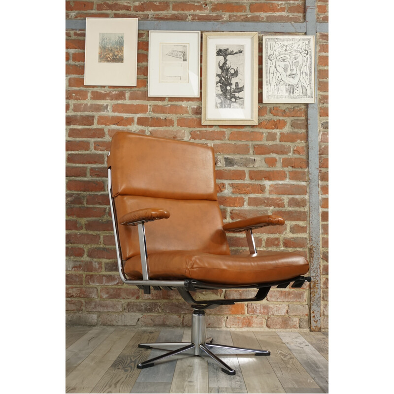 Paire de fauteuils vintage pivotants en chrome et simili cuir cognac 1950