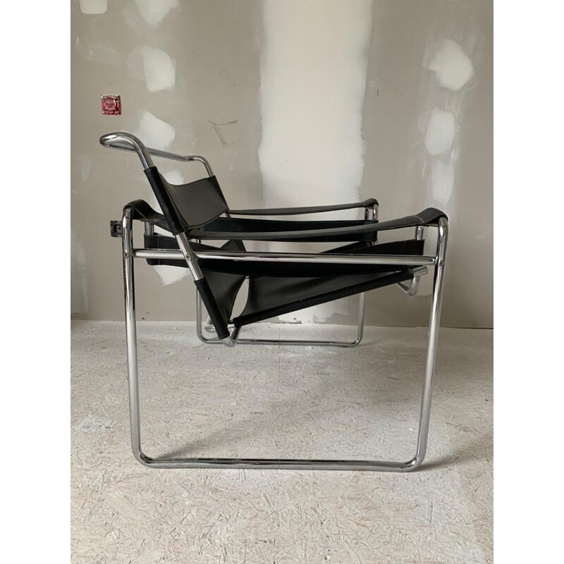 Vintage armchair Wassily B3 in black leather by Marcel Breuer, Gavina Edition, Bauhaus 1970