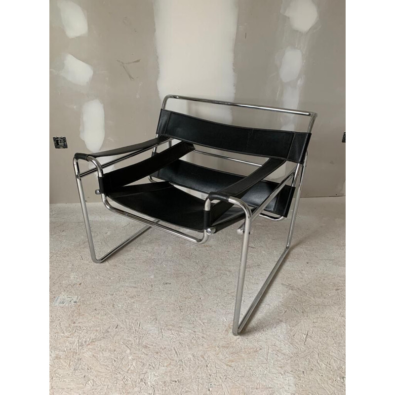 Vintage armchair Wassily B3 in black leather by Marcel Breuer, Gavina Edition, Bauhaus 1970