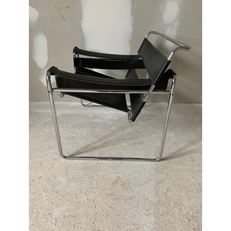 Vintage armchair Wassily B3 in black leather by Marcel Breuer, Gavina Edition, Bauhaus 1970