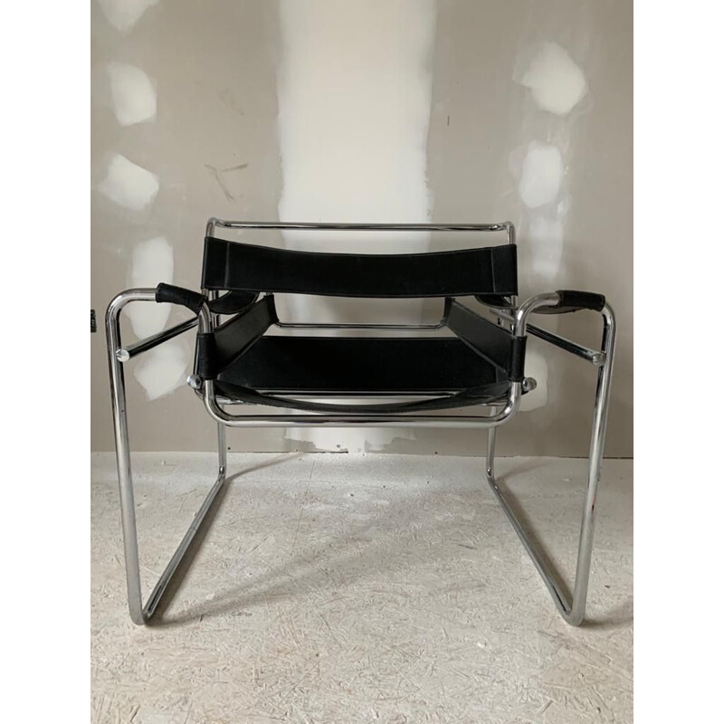 Vintage armchair Wassily B3 in black leather by Marcel Breuer, Gavina Edition, Bauhaus 1970