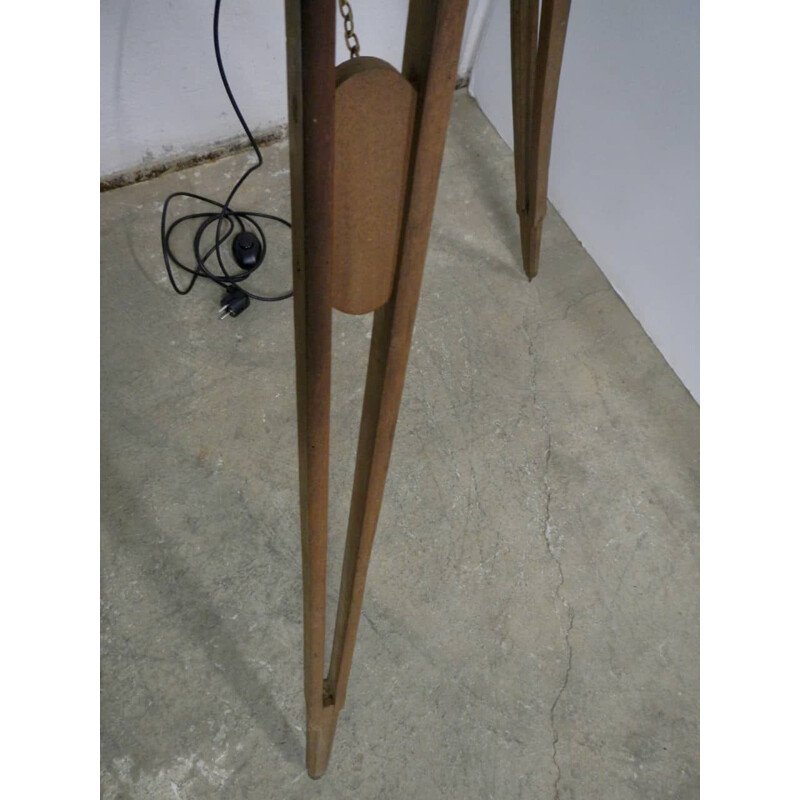 Lampada da terra industriale vintage con base in legno 1950