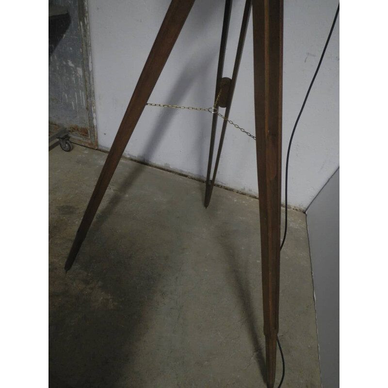 Lámpara de pie industrial vintage con base de madera 1950