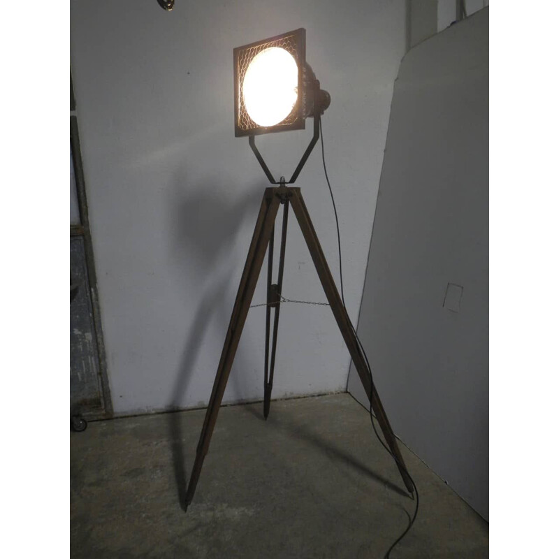 Vintage industriële vloerlamp met houten voet 1950