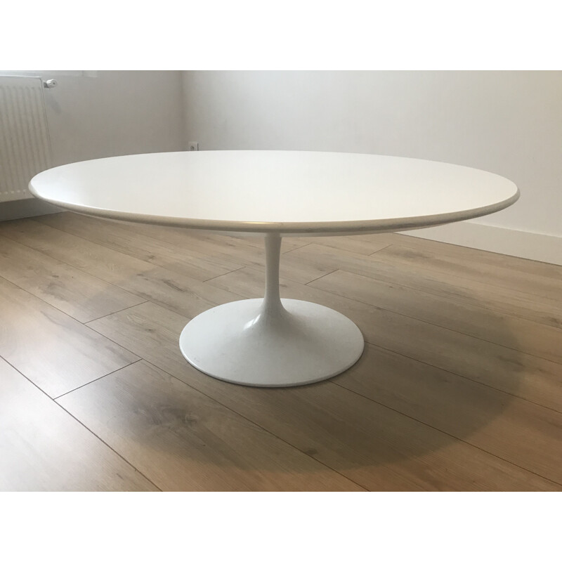 Vintage round white melamine coffee table by Eero Saarinen for Knoll International 1960s