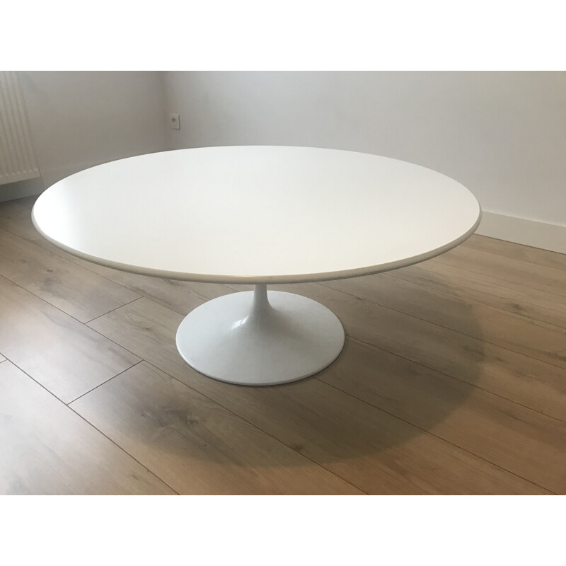 Vintage round white melamine coffee table by Eero Saarinen for Knoll International 1960s