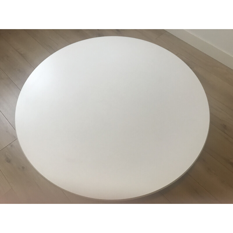 Vintage round white melamine coffee table by Eero Saarinen for Knoll International 1960s