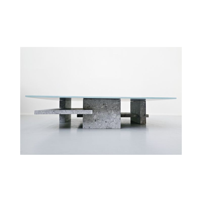 Table basse vintage en ceppo di gre et dessus en verre par le studio d'architecture Iceberg