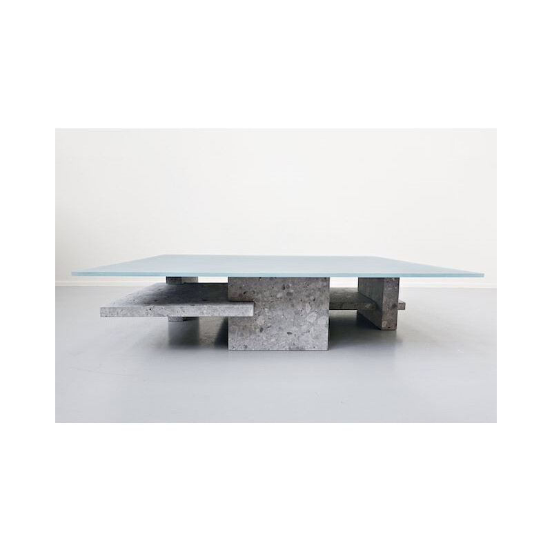 Vintage salontafel in ceppo di gre en glazen blad door Iceberg architecture studio