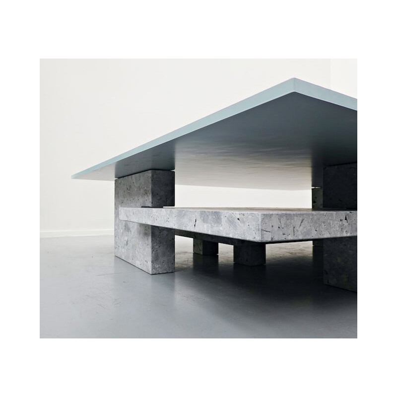 Table basse vintage en ceppo di gre et dessus en verre par le studio d'architecture Iceberg