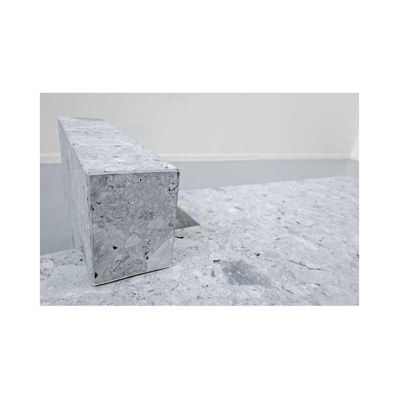 Mesa de centro vintage en ceppo di gre y tapa de cristal por el estudio de arquitectura Iceberg