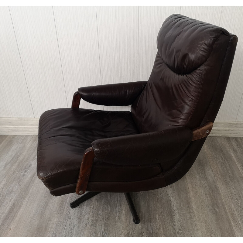 Vintage leather lounge chair reclining