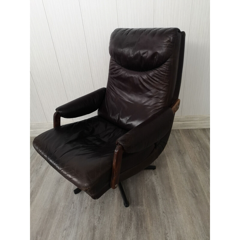 Vintage leather lounge chair reclining