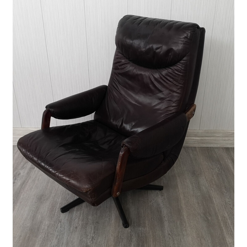 Vintage leather lounge chair reclining