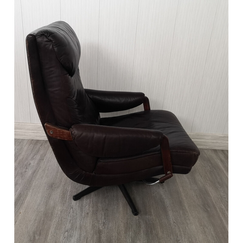 Vintage leather lounge chair reclining