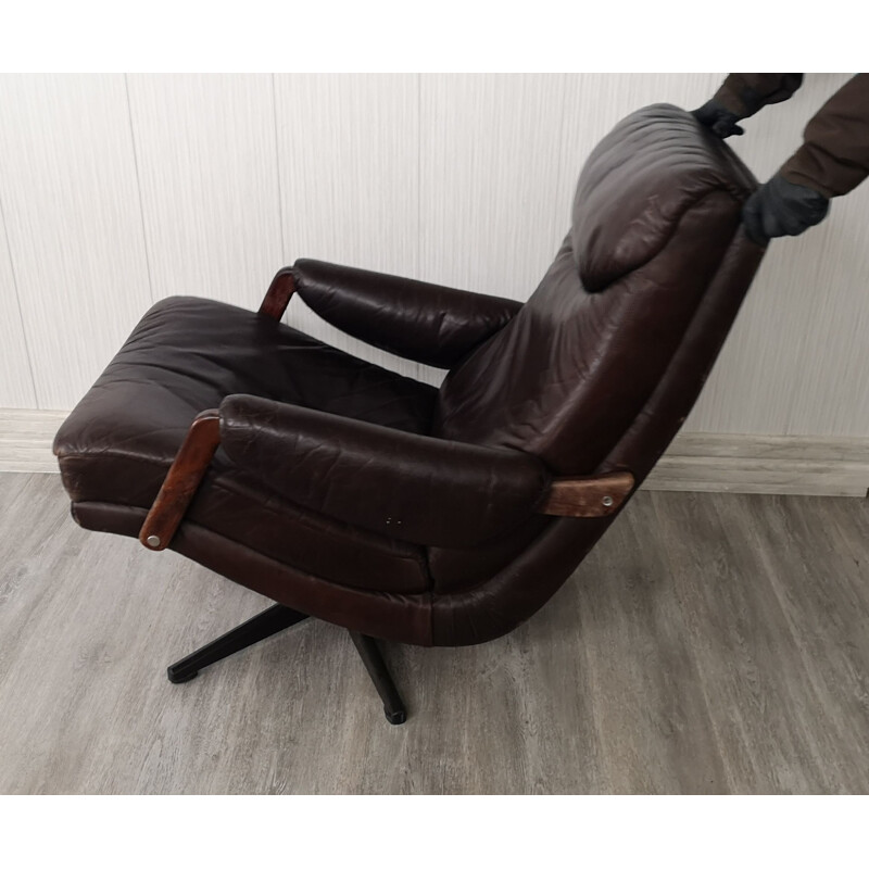 Vintage leather lounge chair reclining