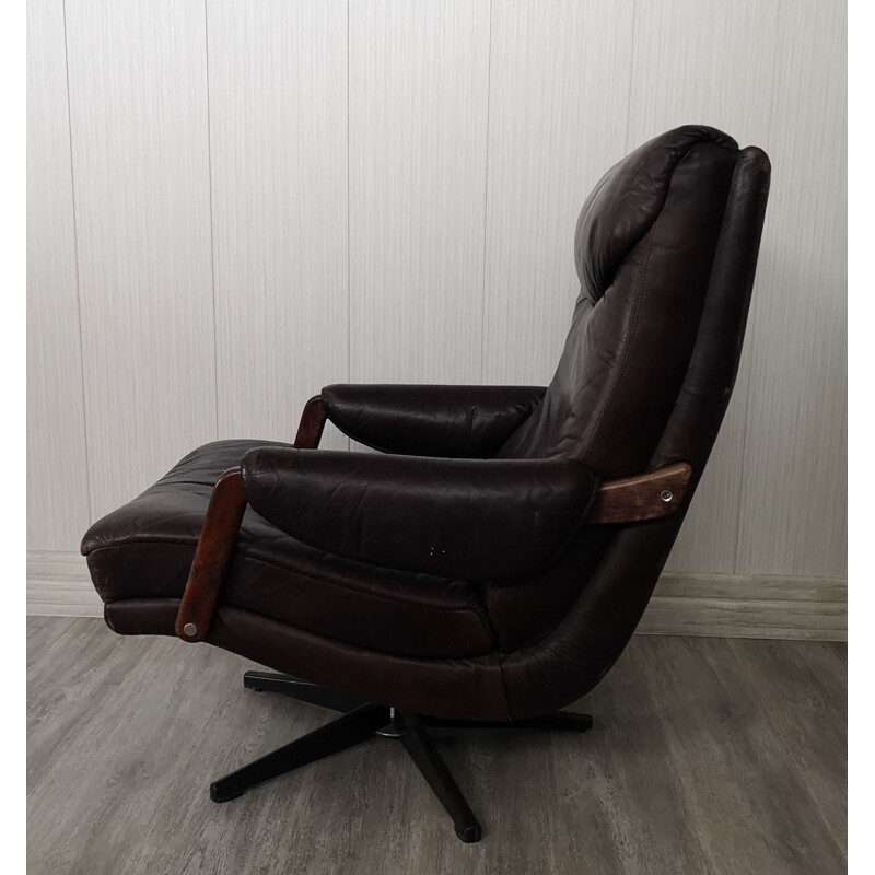 Vintage leather lounge chair reclining