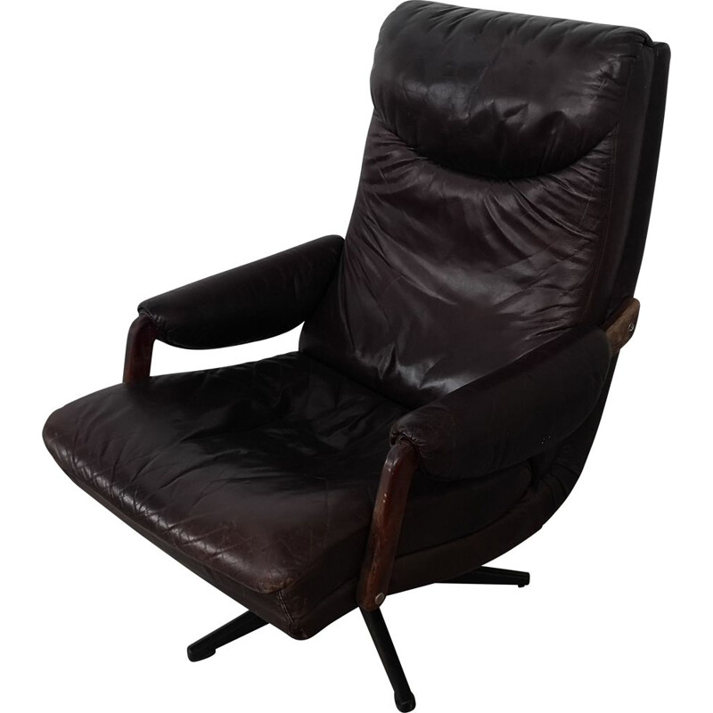 Vintage leather lounge chair reclining