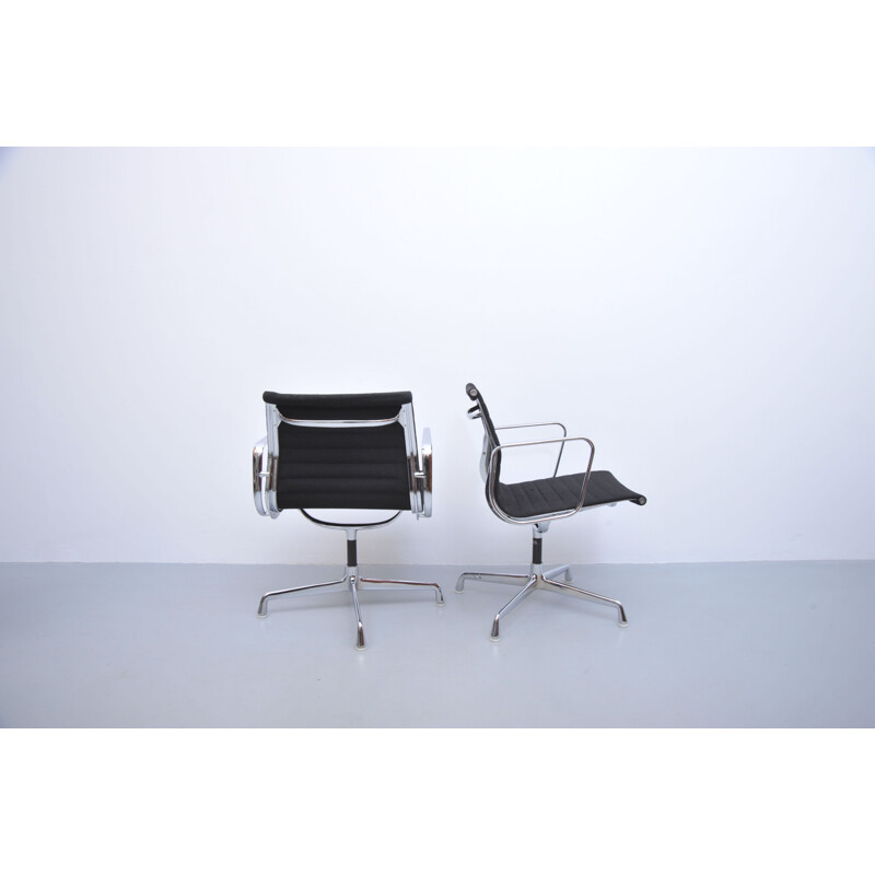 Paar vintage aluminium stoelen Charles Eames EA 108 zwart Hopsack