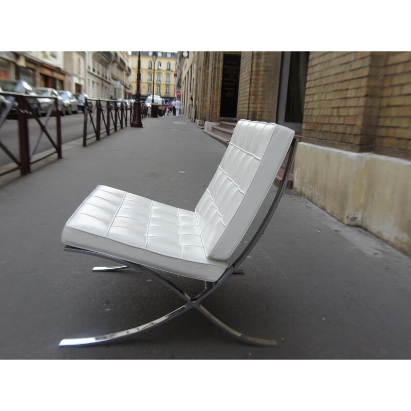 Knoll "Barcelona" low chair in white leather and chromed steel, Mies Van Der ROHE - 1980s