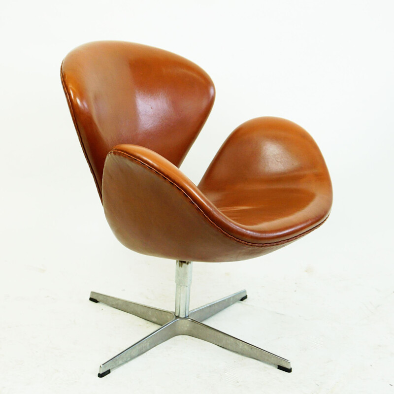 Pair of vintage Brown Leather Swan Chairs by Arne Jacobsen for Fritz Hansen 1957s