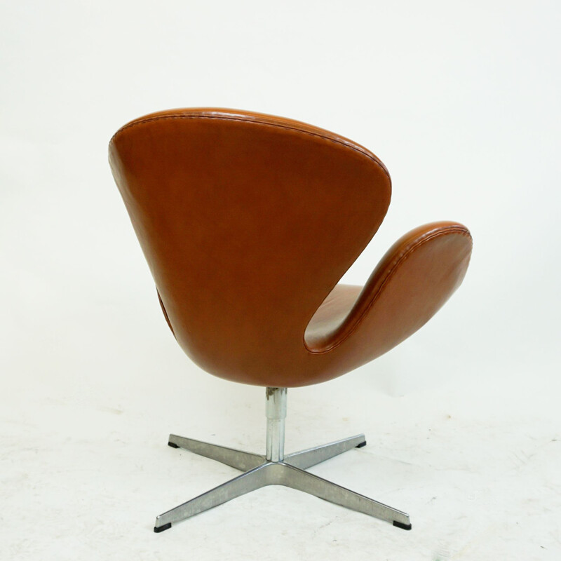 Pair of vintage Brown Leather Swan Chairs by Arne Jacobsen for Fritz Hansen 1957