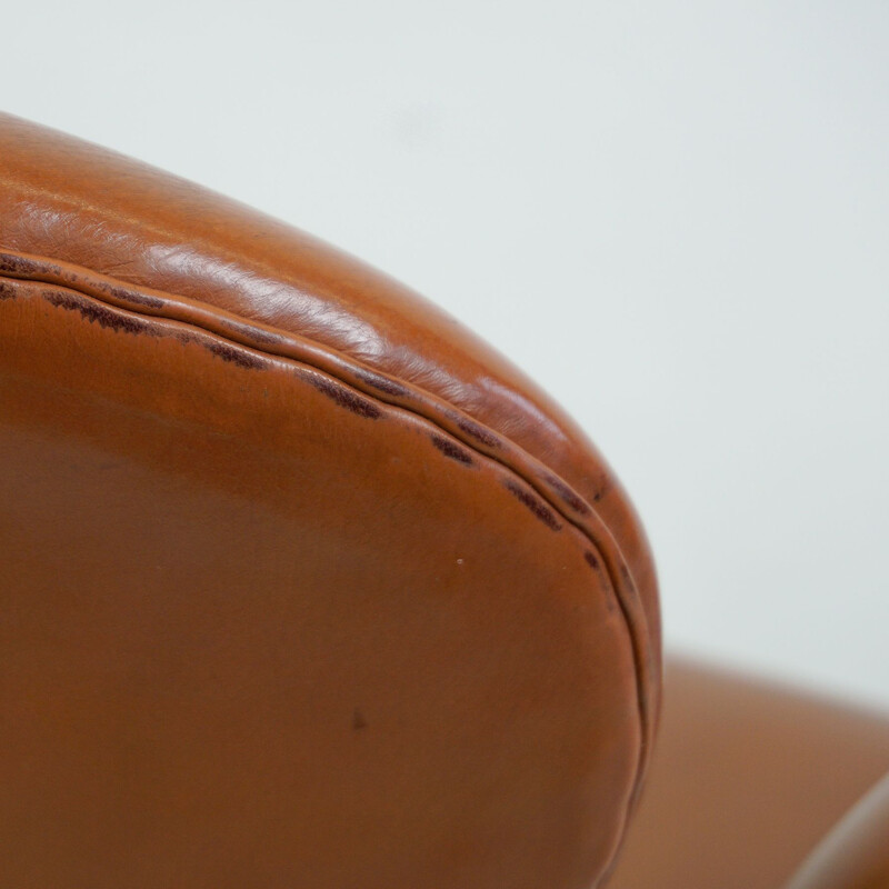 Pair of vintage Brown Leather Swan Chairs by Arne Jacobsen for Fritz Hansen 1957s