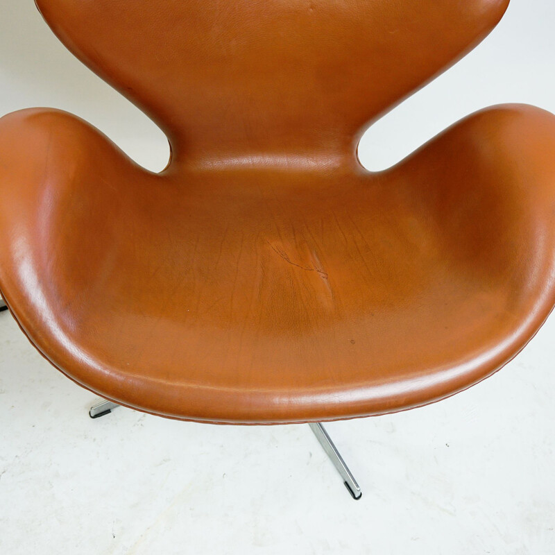 Pair of vintage Brown Leather Swan Chairs by Arne Jacobsen for Fritz Hansen 1957s