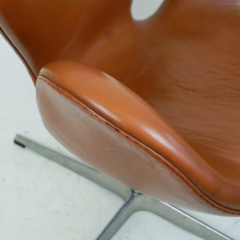 Pair of vintage Brown Leather Swan Chairs by Arne Jacobsen for Fritz Hansen 1957