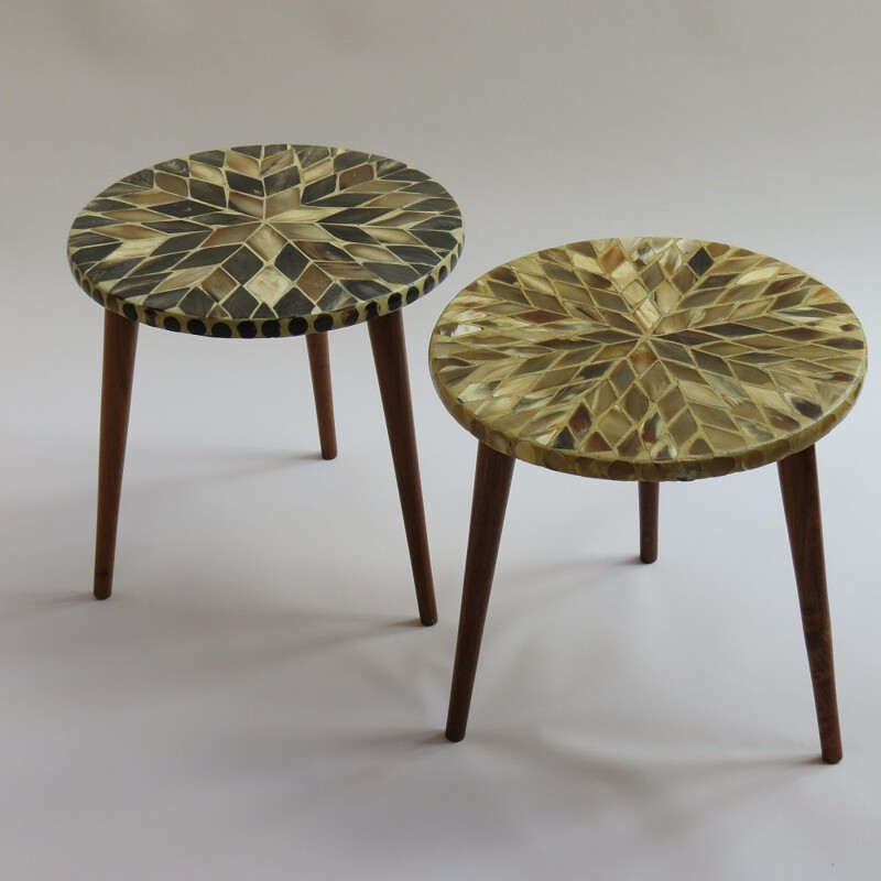 Paire de tables d'appoint vintage à trois pieds en mosaïque circulaire avec plateau en corne incrusté 1960