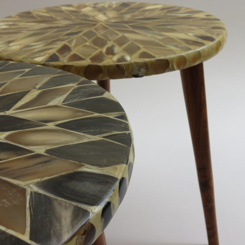 Paire de tables d'appoint vintage à trois pieds en mosaïque circulaire avec plateau en corne incrusté 1960