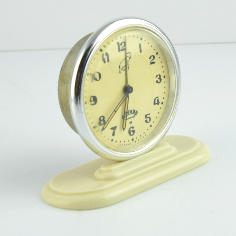 Small vintage mechanical alarm clock by Druzhba, Russia 1950