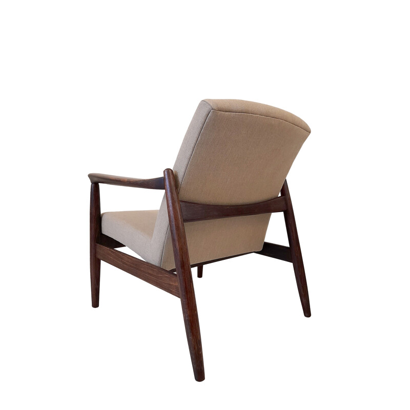 Paar vintage beige linnen fauteuils GFM-64 van Edmund Homa voor Gościcińskie Fabryki Mebli 1960