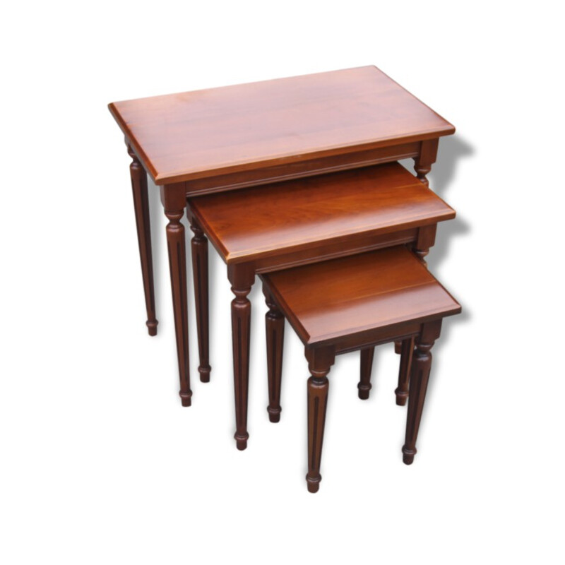 Suite de trois tables gigognes en bois de merisier - 1960
