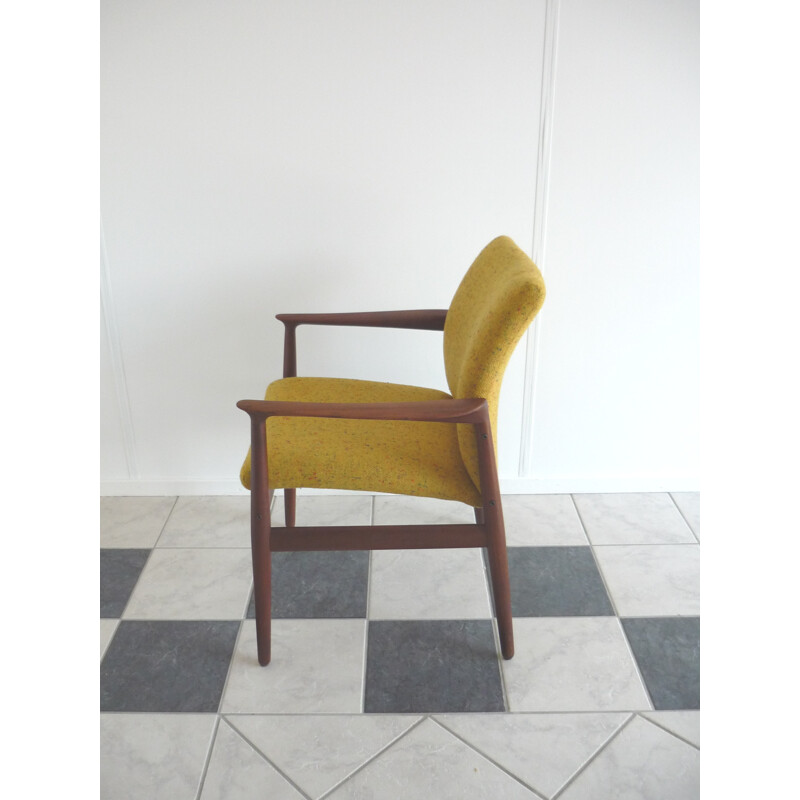 Fauteuil Glostrup danois retapissé en teck et laine jaune, Grete JALK - 1960