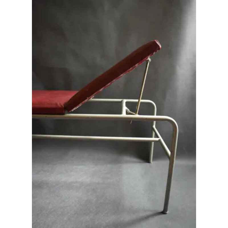 Letto industriale vintage in pelle rossa 1950