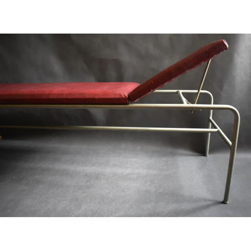 Letto industriale vintage in pelle rossa 1950