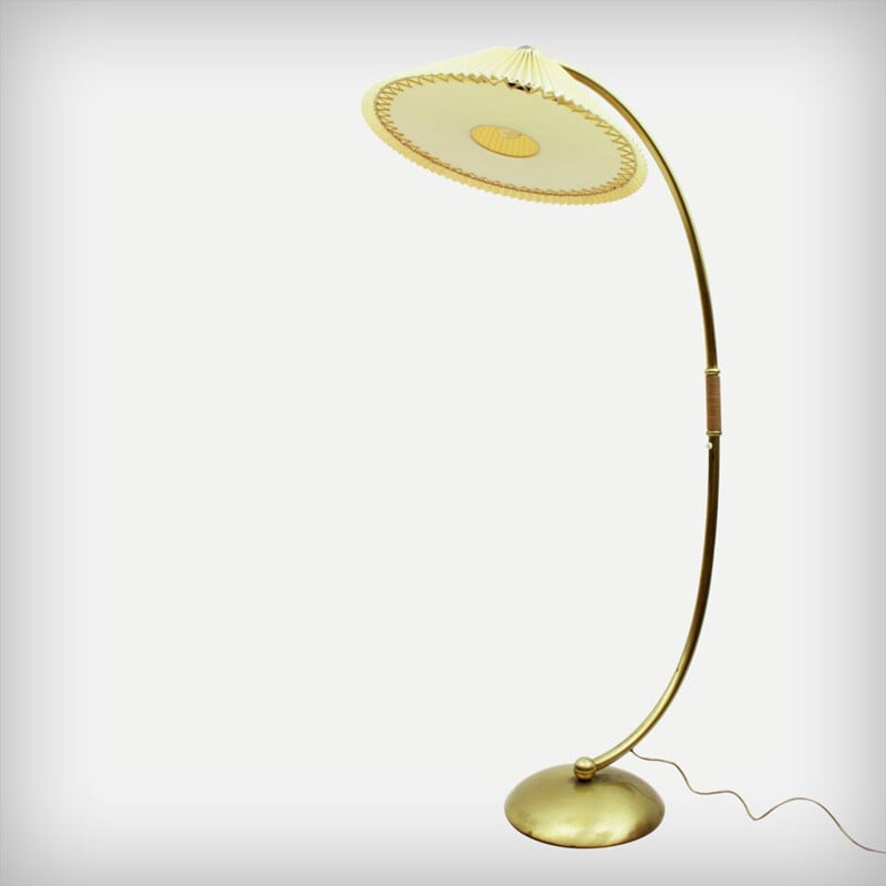 Curved floor lamp in brass with white lampshade - 1940s