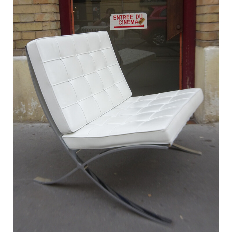 Knoll "Barcelona" low chair in white leather and chromed steel, Mies Van Der ROHE - 1980s