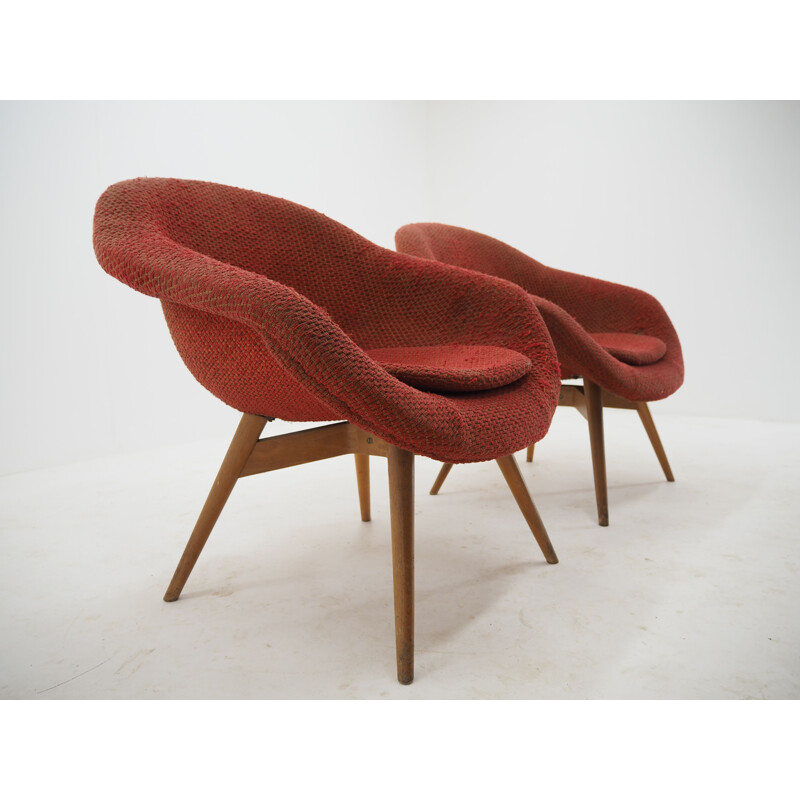 Paar vintage houten en synthetische schapenvacht fauteuils van Miroslav Navratil, Tsjechoslowakije 1960
