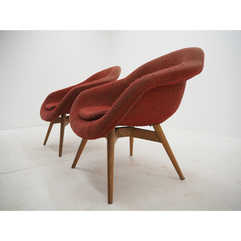 Pareja de sillones vintage de madera y piel de oveja sintética de Miroslav Navratil, Checoslovaquia 1960