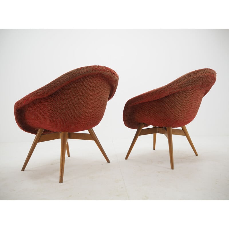 Paar vintage houten en synthetische schapenvacht fauteuils van Miroslav Navratil, Tsjechoslowakije 1960
