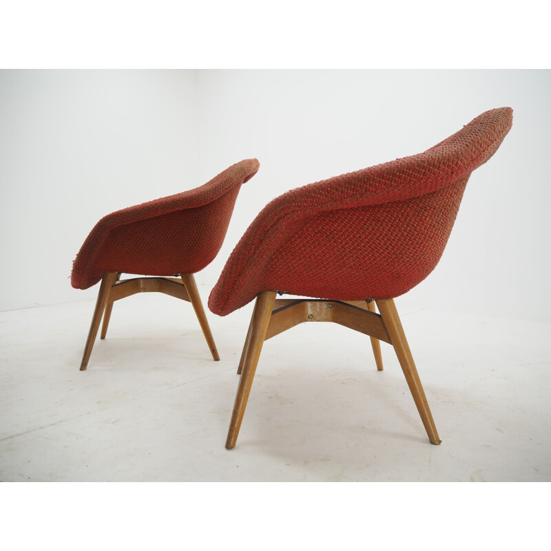 Pareja de sillones vintage de madera y piel de oveja sintética de Miroslav Navratil, Checoslovaquia 1960