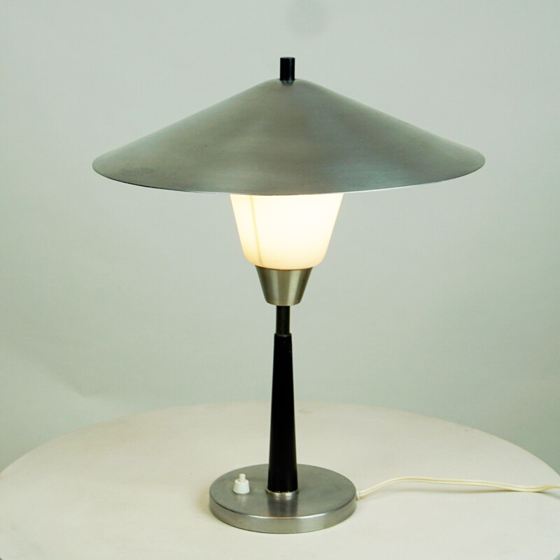 Lámpara de mesa vintage de aluminio y cristal opalino de Fog