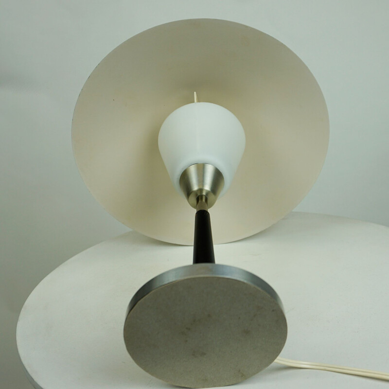 Lámpara de mesa vintage de aluminio y cristal opalino de Fog