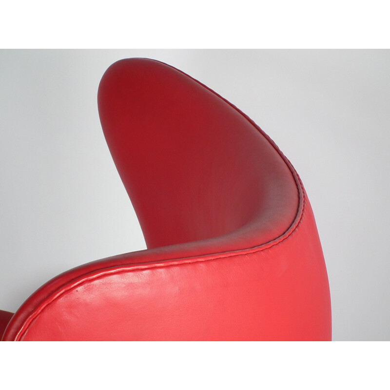 Fritz Hansen "Egg 3316" armchair in red leather, Arne JACOBSEN - 2000s