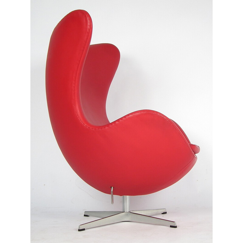 Fritz Hansen "Egg 3316" armchair in red leather, Arne JACOBSEN - 2000s